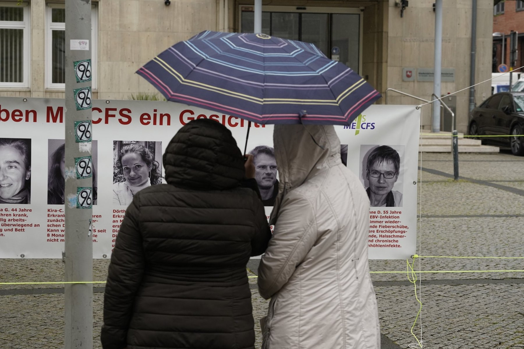 Interessierte vor dem Banner