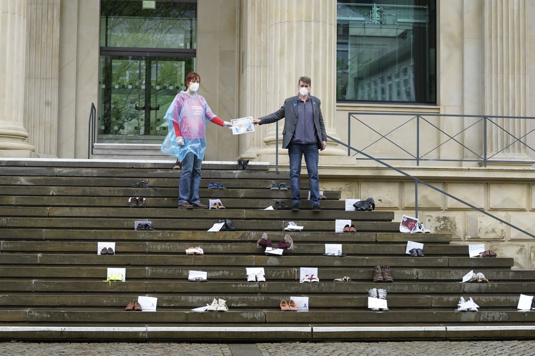 Mit Postkarte vor dem Niedersächsischen Landtag