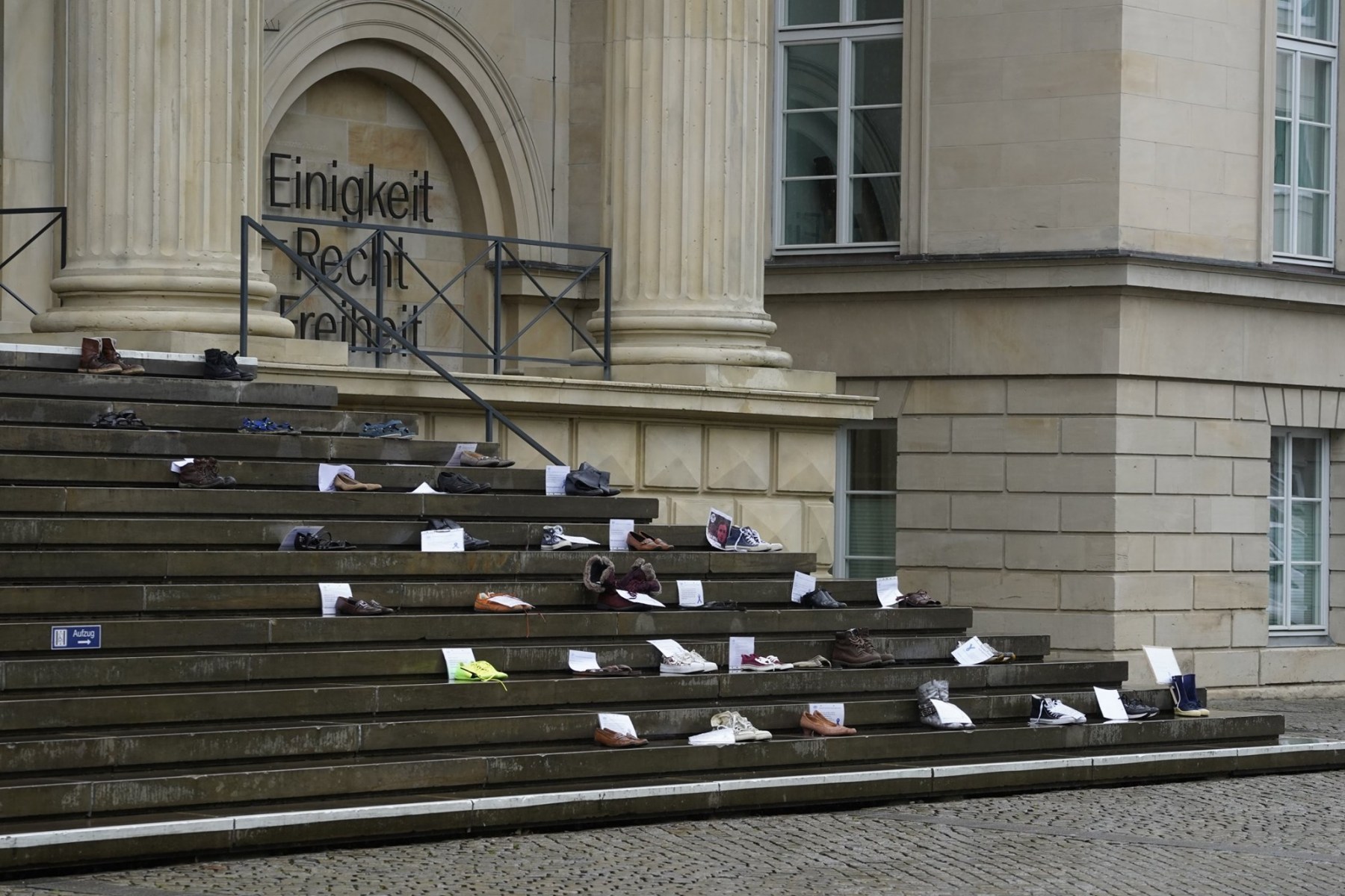 Schuhpaare vor dem Niedersächsischen Landtag