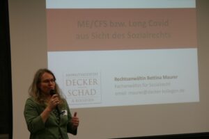 Die Fachanwältin für Sozialrecht, Bettina Maurer, hielt einen Impulsvortrag zum Thema „ME/CFS bzw. Long Covid aus Sicht des Sozialrechts“.