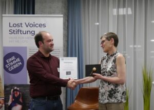 Der mit 1.000 Euro dotierte Ehrenpreis der Stiftung ging dieses Jahr an Prof. Dr. Uta Behrends. Simon Gramlich vom Vorstand der Lost Voices Stiftung überreichte der Professorin den Ehrenpreis für ihr wissenschaftliches Engagement.