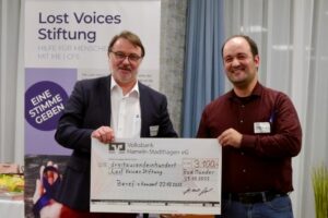 Ulrich Siegmund überreichte einen Scheck an Simon Gramlich von der Stiftung. Das Benefizkonzert vom 22.10.22 in Bad Münder, das zugunsten der Lost Voices Stiftung stattfand, erzielte eine Spendensumme in Höhe von 3.100 Euro.